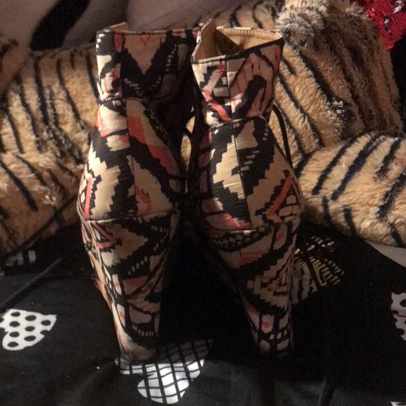 Vintage lace-up wedges super cute and unique! Are you Boss enough ? - Picture 3 of 10